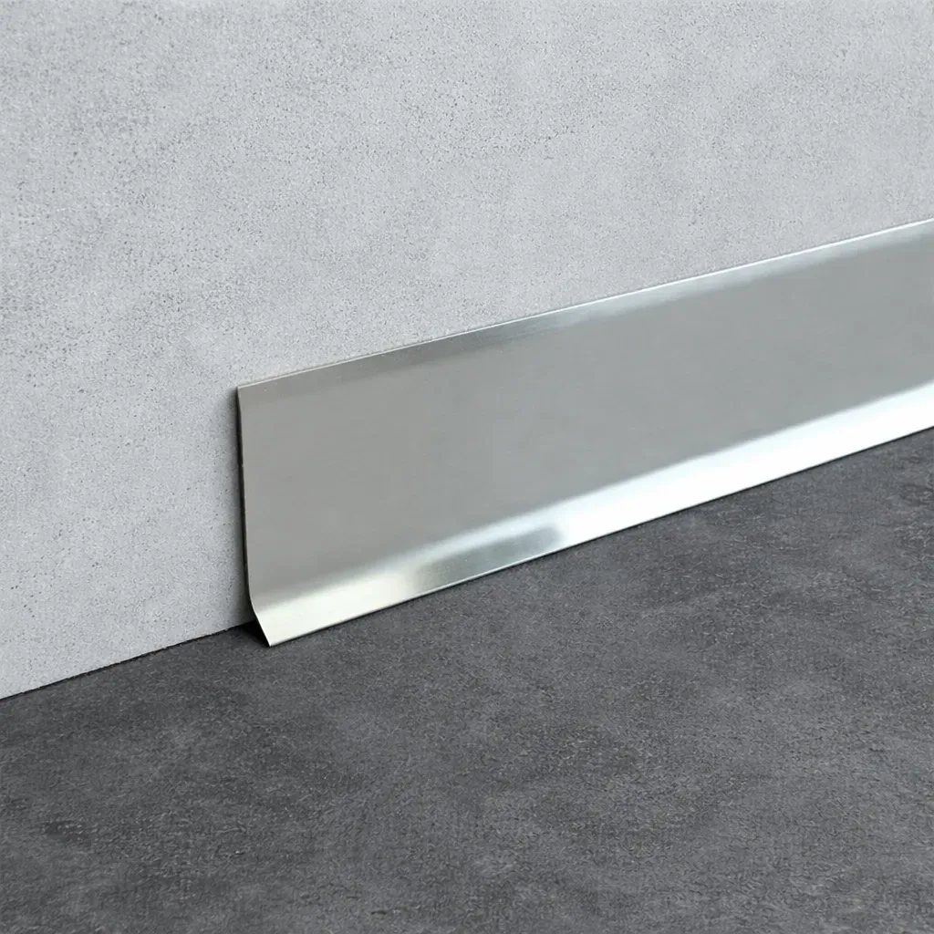 Estetyczne połączenie antracytowych paneli podłogowych z listwą, pokazujące jak poprawnie dobierać listwy pod kątem kolorystycznym, by uzyskać spójny efekt wizualny.