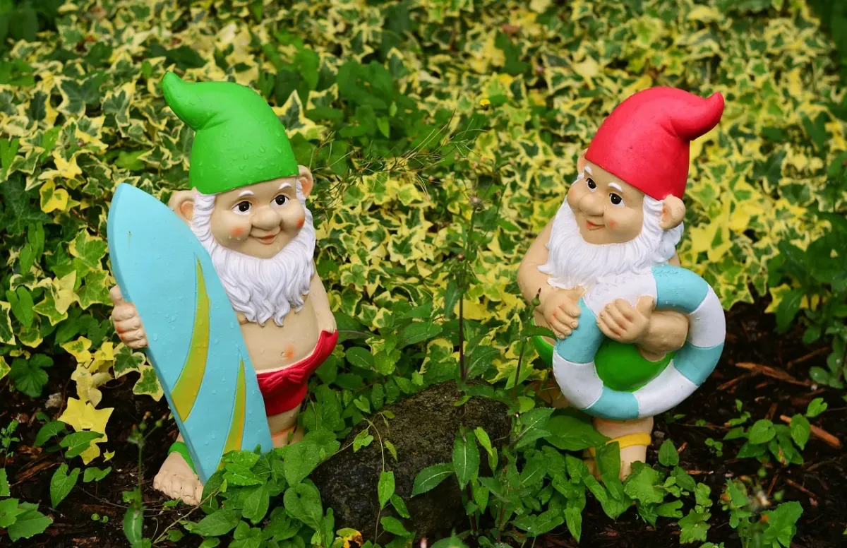 Krasnale ogrodowe – kiczowate figury czy magiczne istoty?
