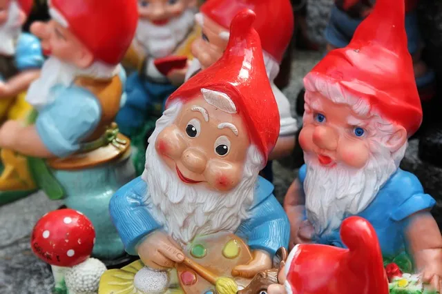 Krasnale ogrodowe – kiczowate figury czy magiczne istoty?