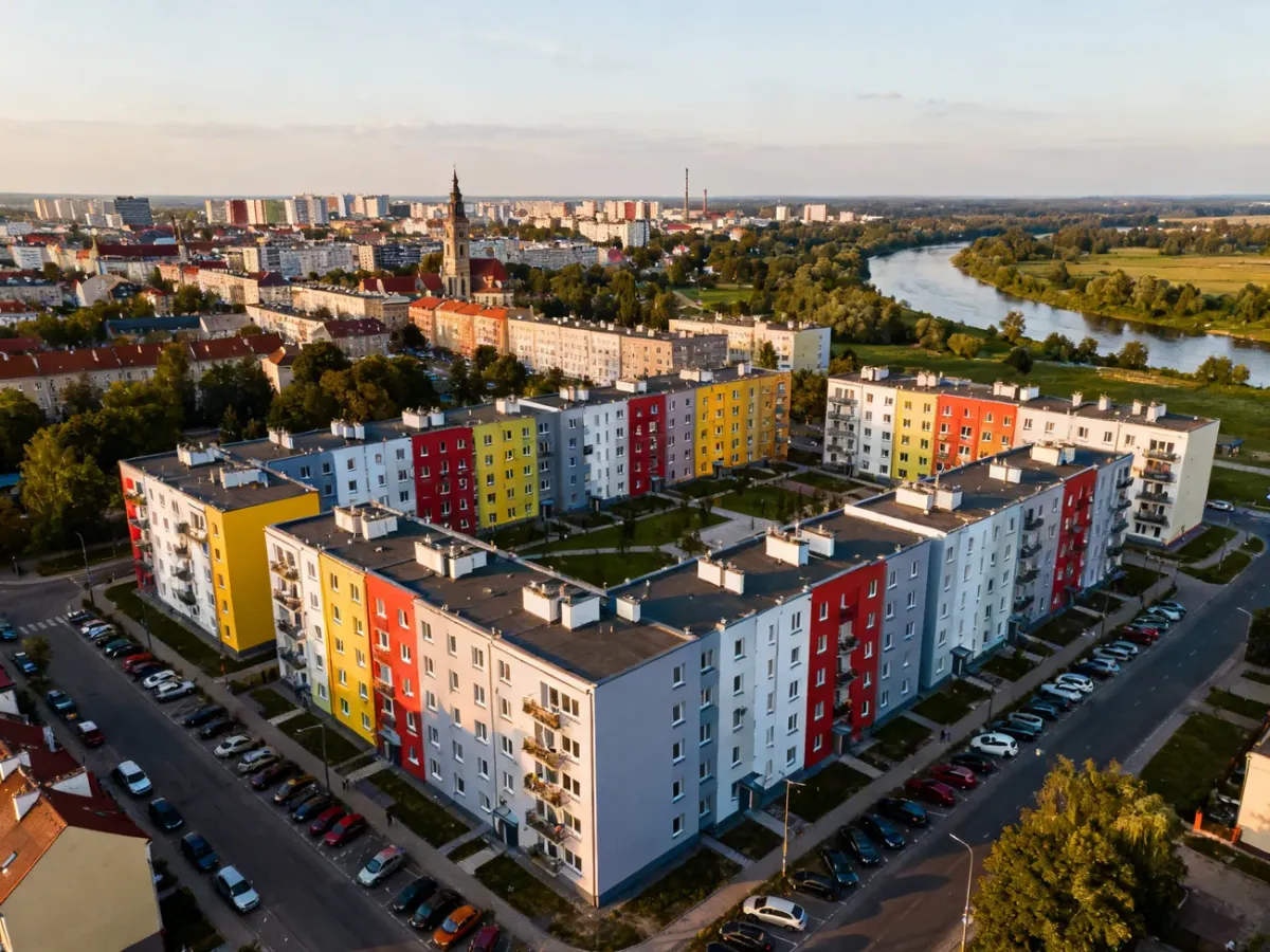 Panorama Gorzowa Wielkopolskiego z nowymi i starszymi blokami mieszkalnymi oraz zielenią nad Wartą, no text on the picture